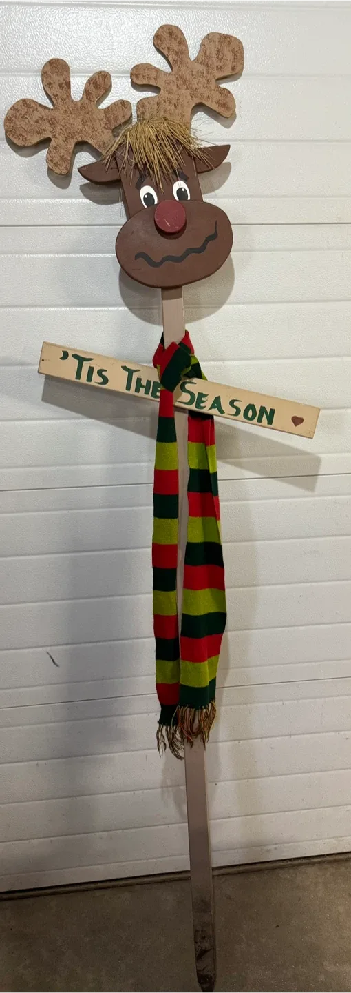 Reindeer Outdoor Decor - Midnapore SE image indicator(2)