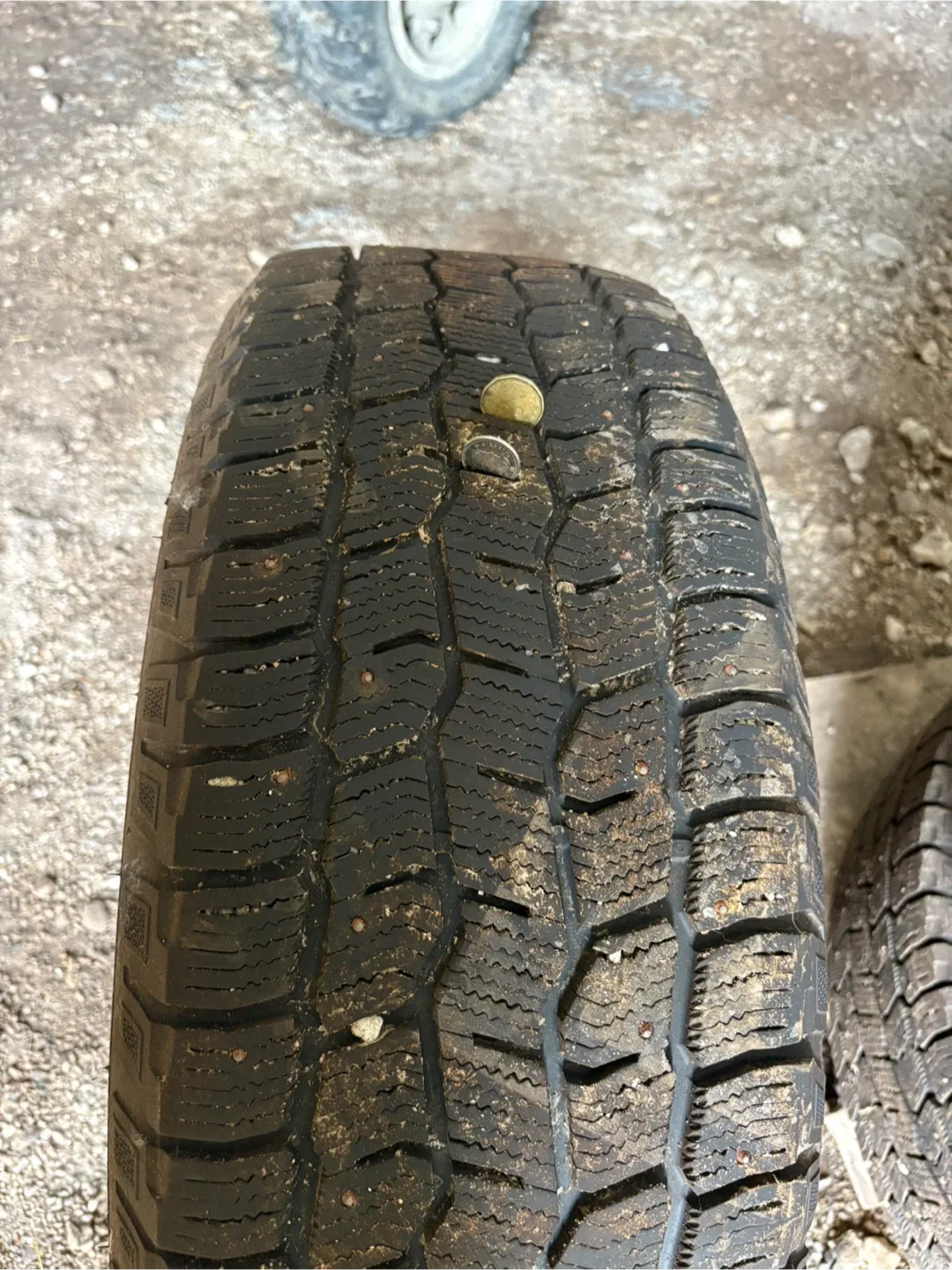 Set of studded winter tires image indicator(4)