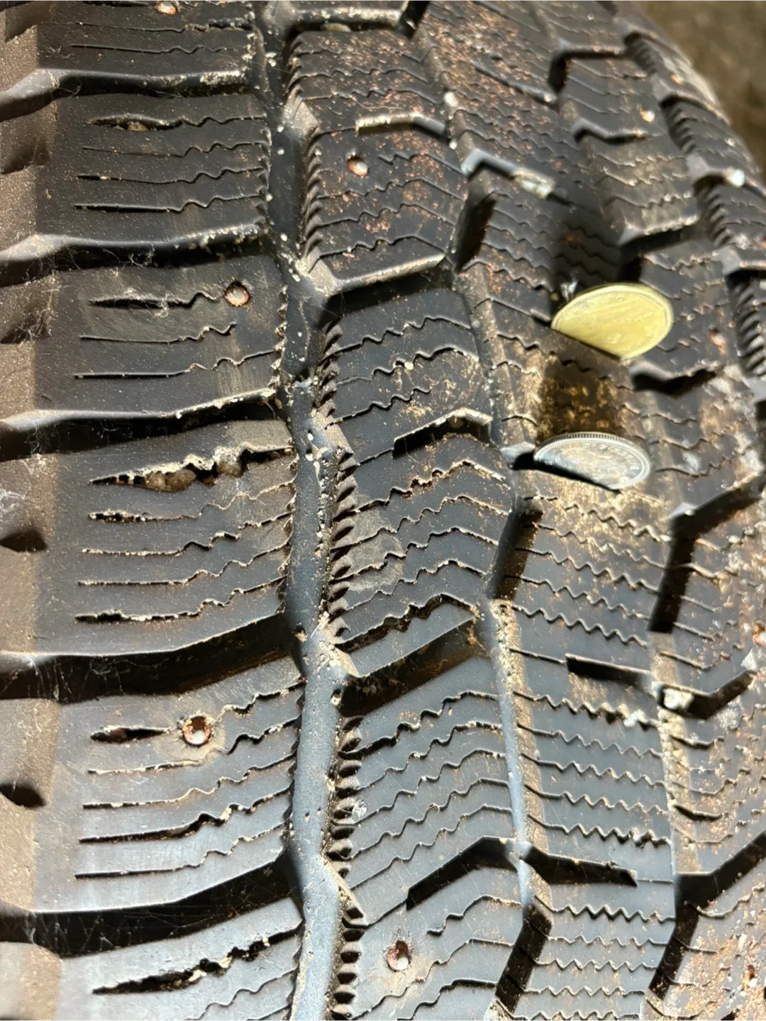 Set of studded winter tires image indicator(3)