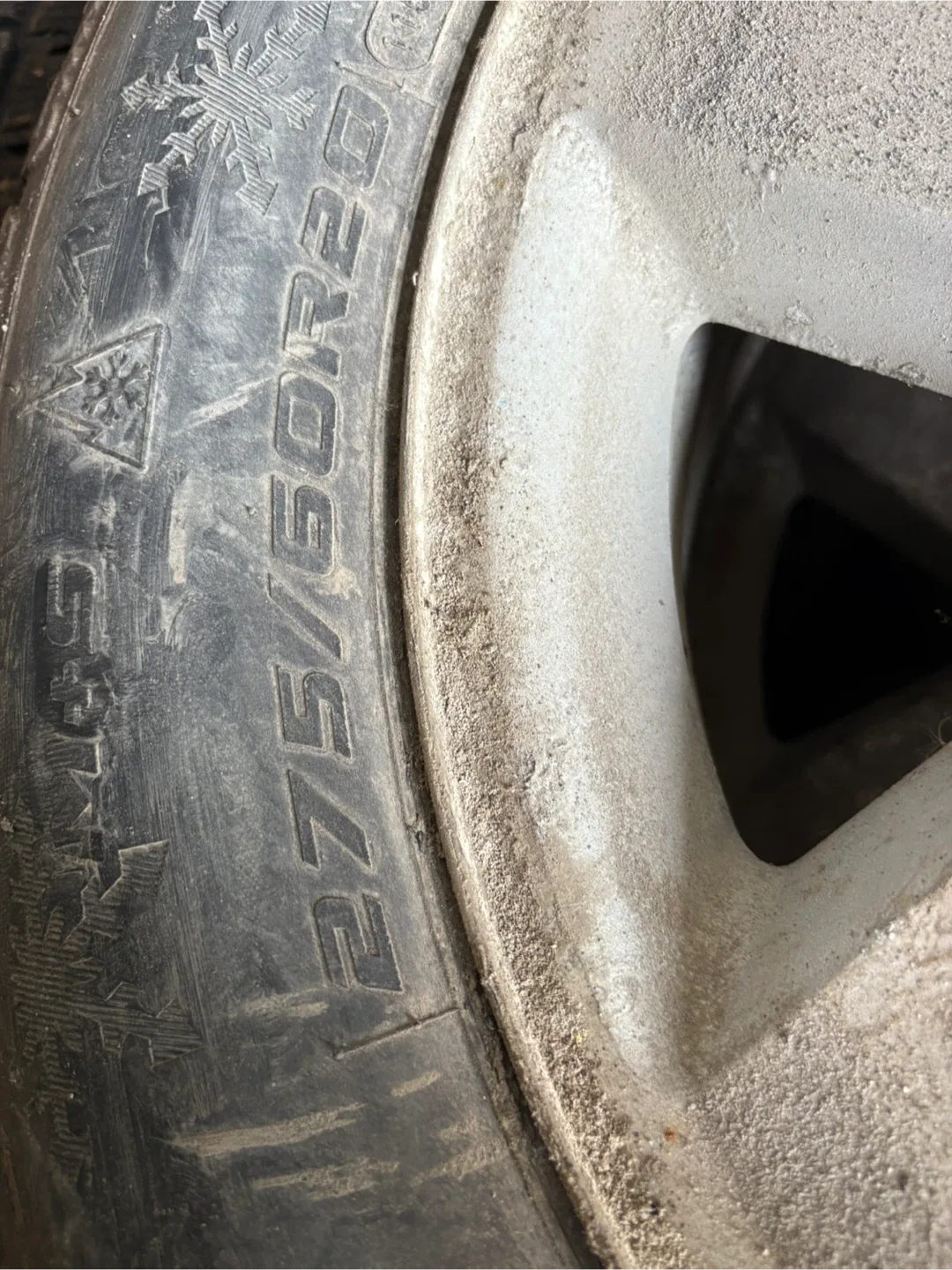 Set of studded winter tires image indicator(6)