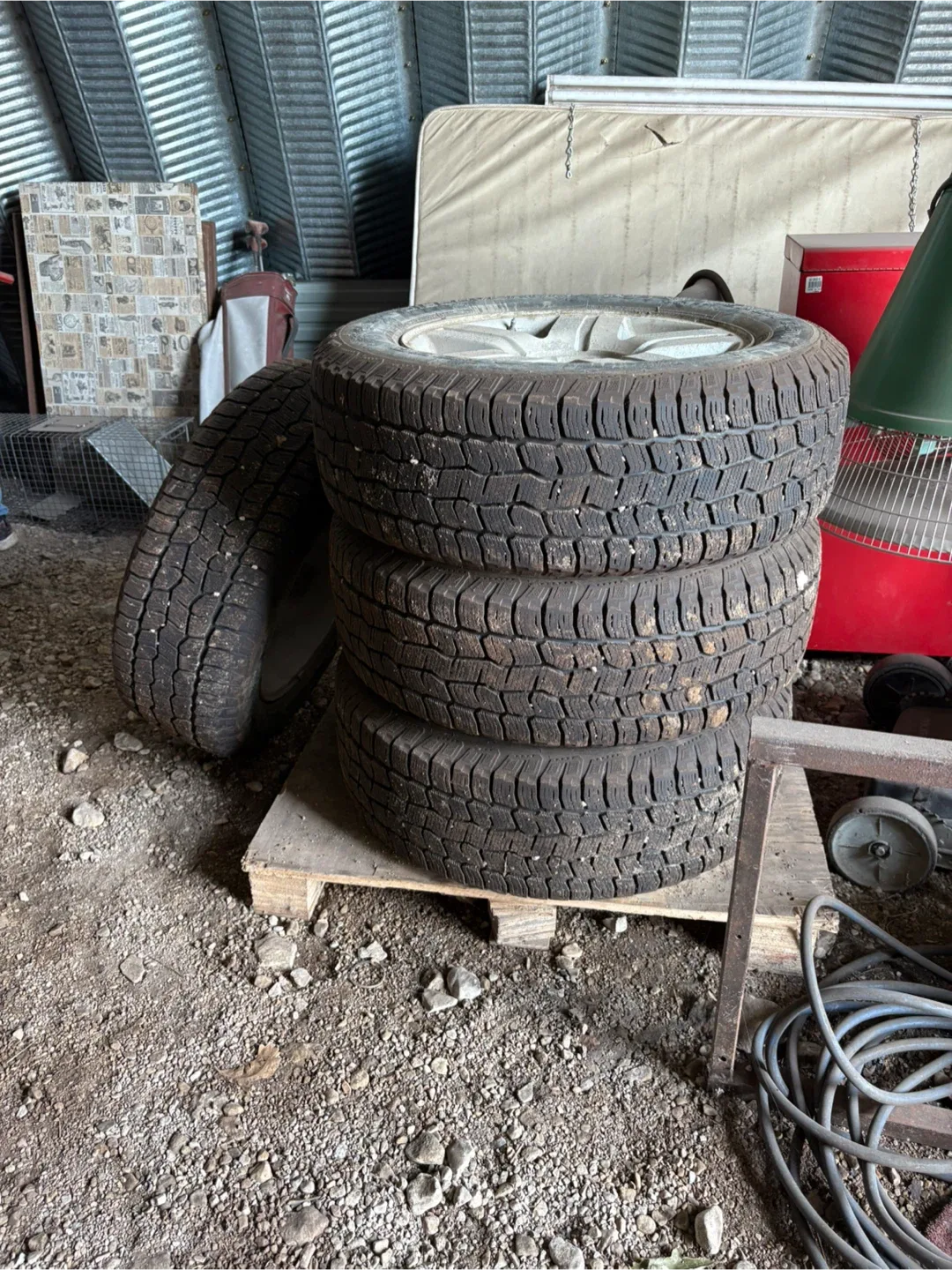 Set of studded winter tires image indicator(5)