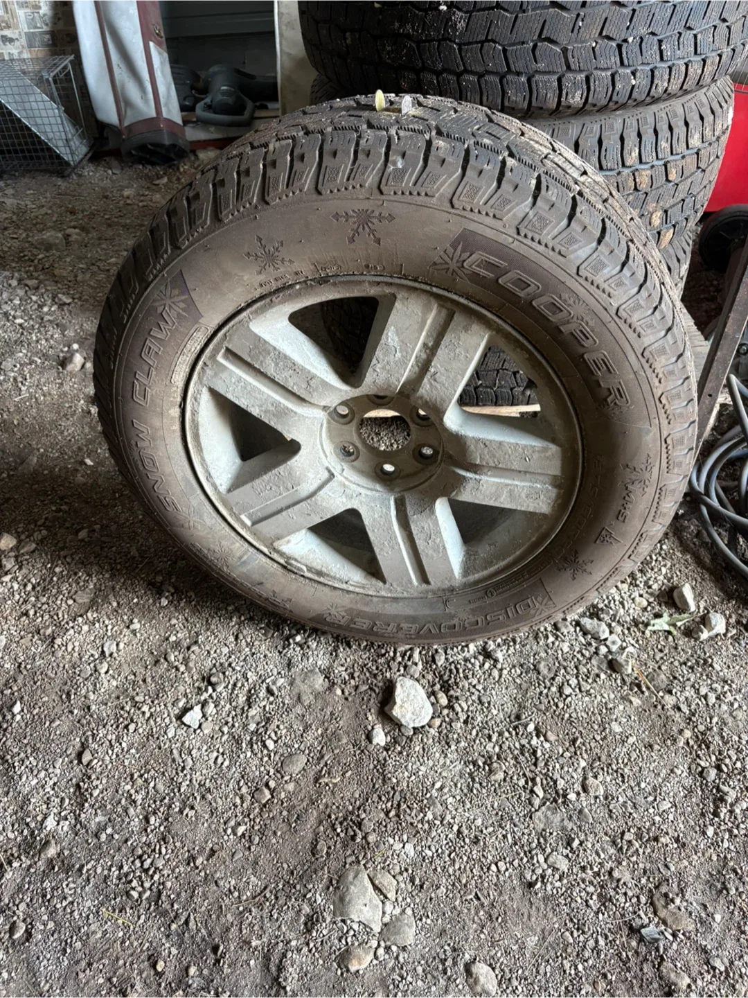 Set of studded winter tires image indicator(2)