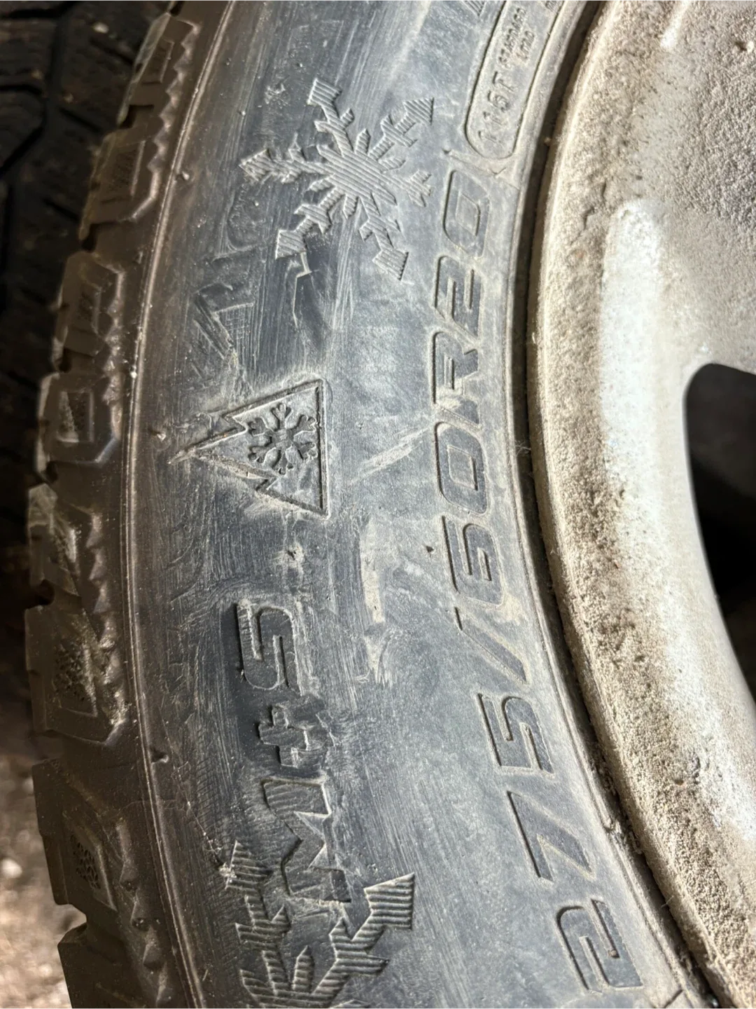 Set of studded winter tires image indicator(7)