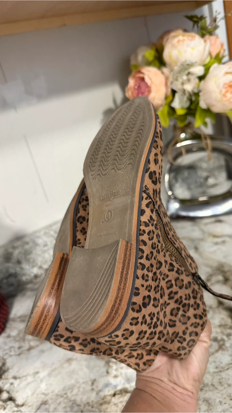 Cat & Jack Leopard Print Ankle Boots - Size 4 firm price - photo 4