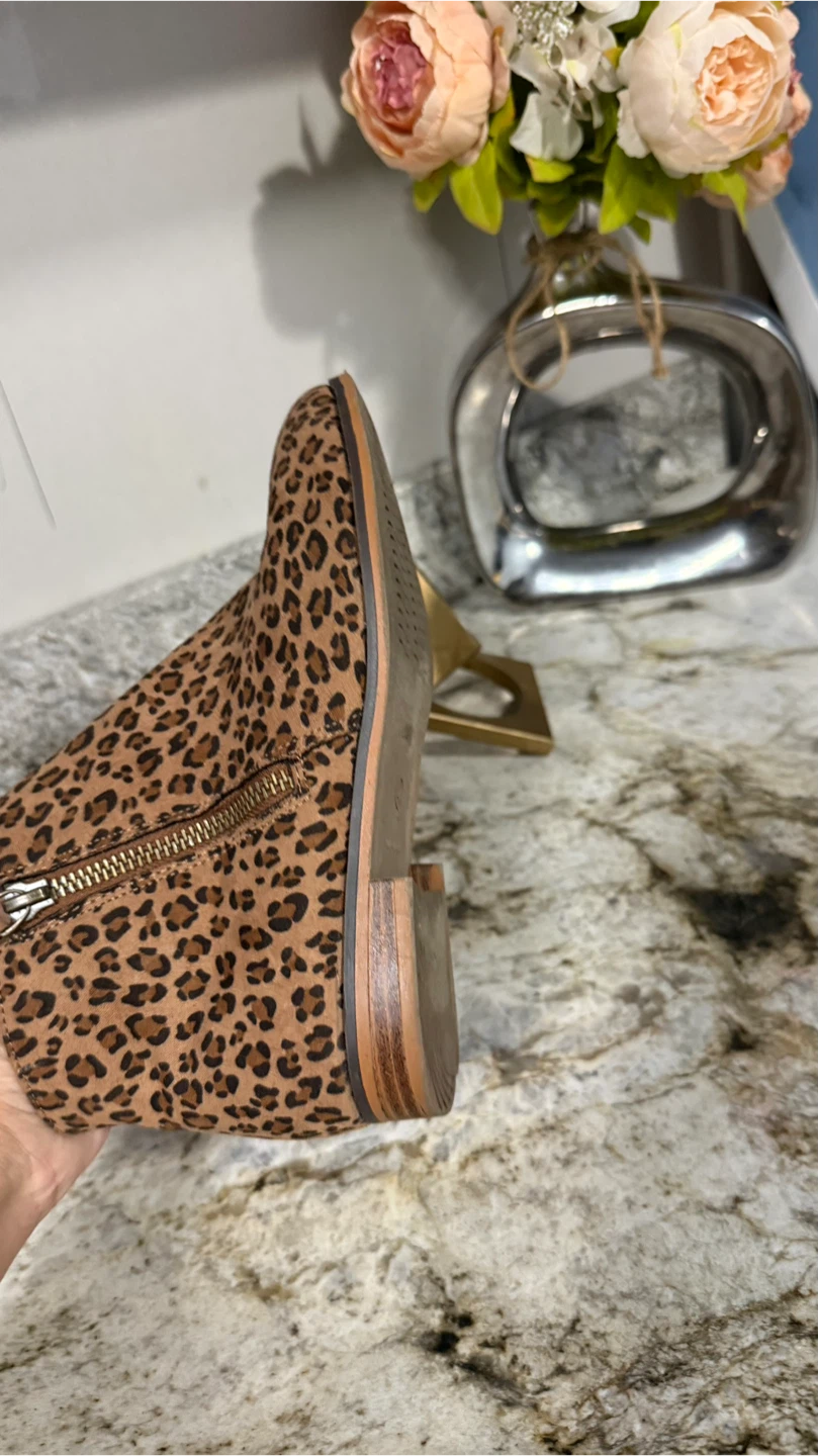 Cat & Jack Leopard Print Ankle Boots - Size 4 firm price - photo 3
