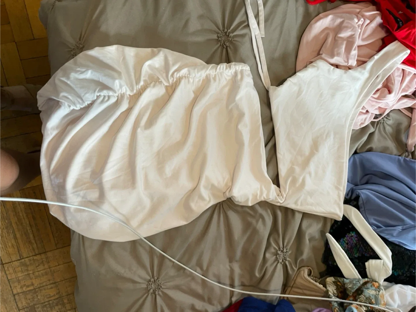 White Dress image indicator(3)