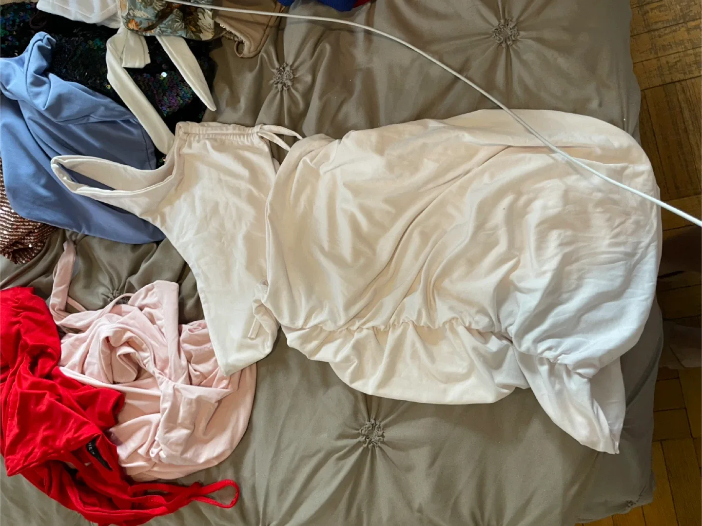 White Dress image indicator(4)