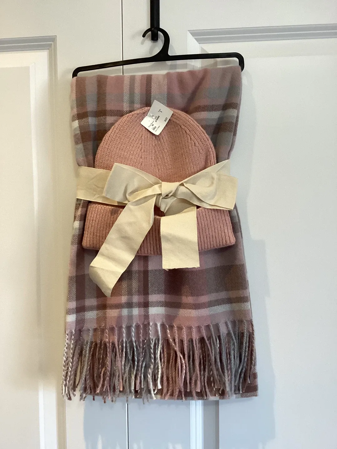 BRAND NEW HAT & SCARF SET thumbnail