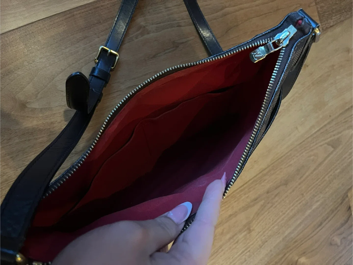 Louis Vuitton crossbody image indicator(3)