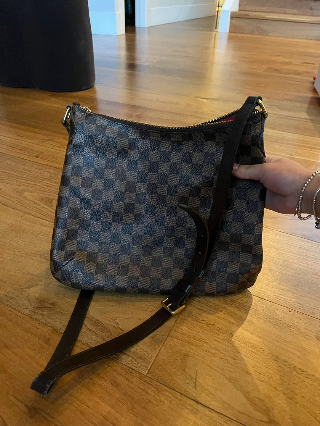 Louis Vuitton crossbody image indicator(2)