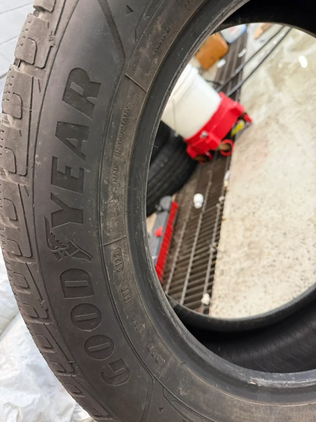 Goodyear Tire 225/60R18 image indicator(3)