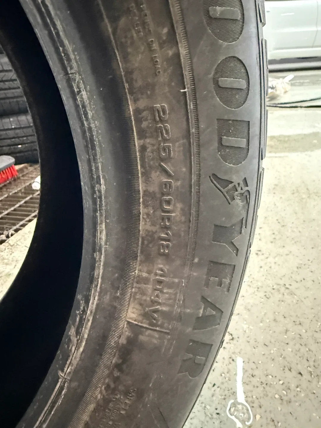 Goodyear Tire 225/60R18 image indicator(4)
