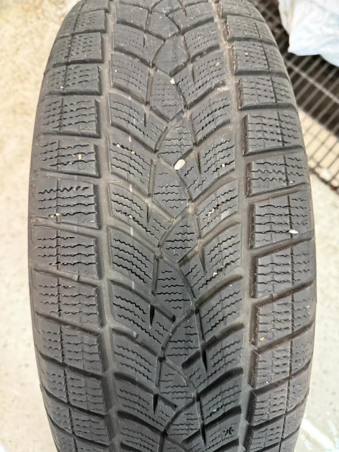 Goodyear Tire 225/60R18 image indicator(2)