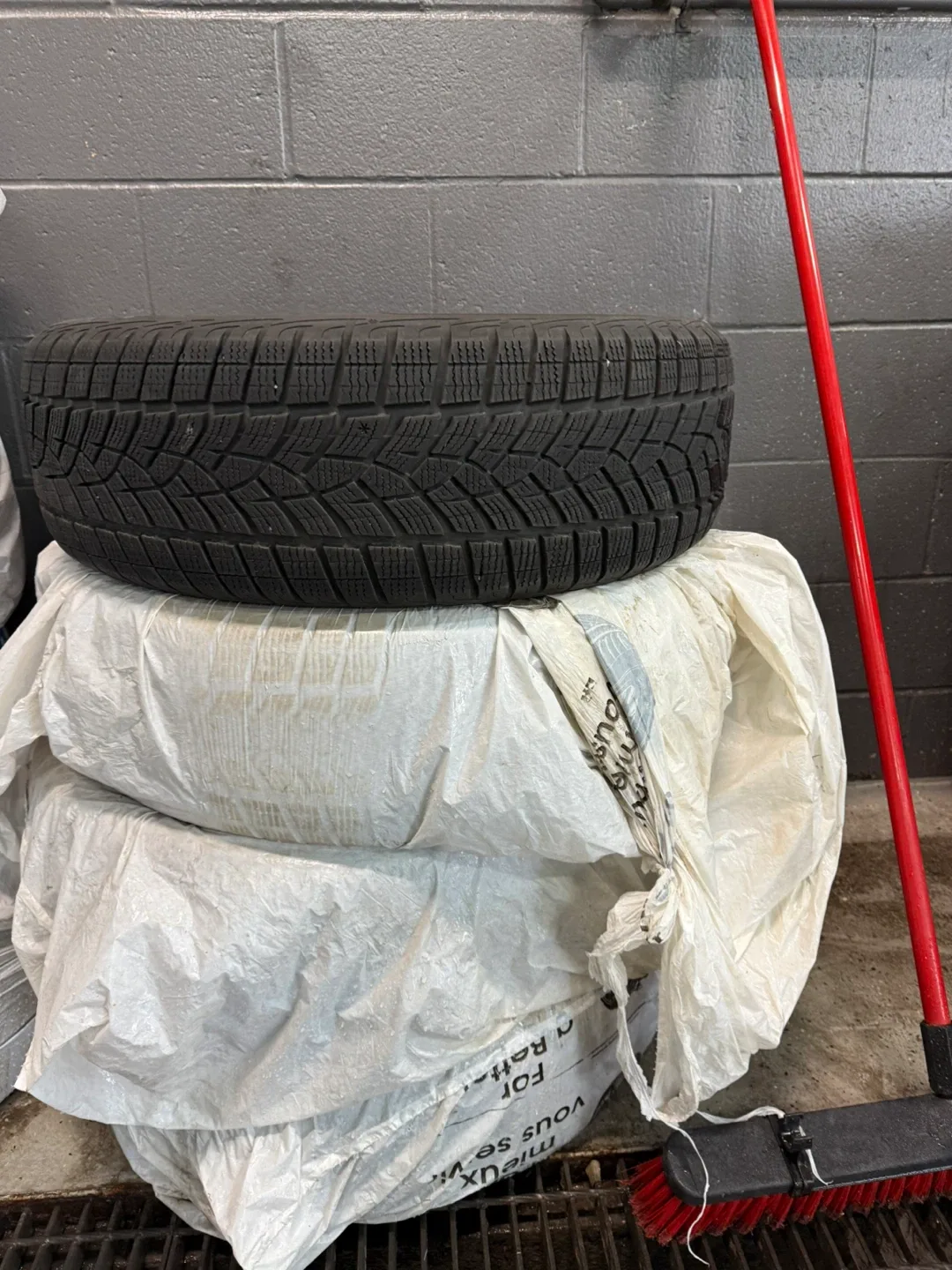 Goodyear Tire 225/60R18 image indicator(5)