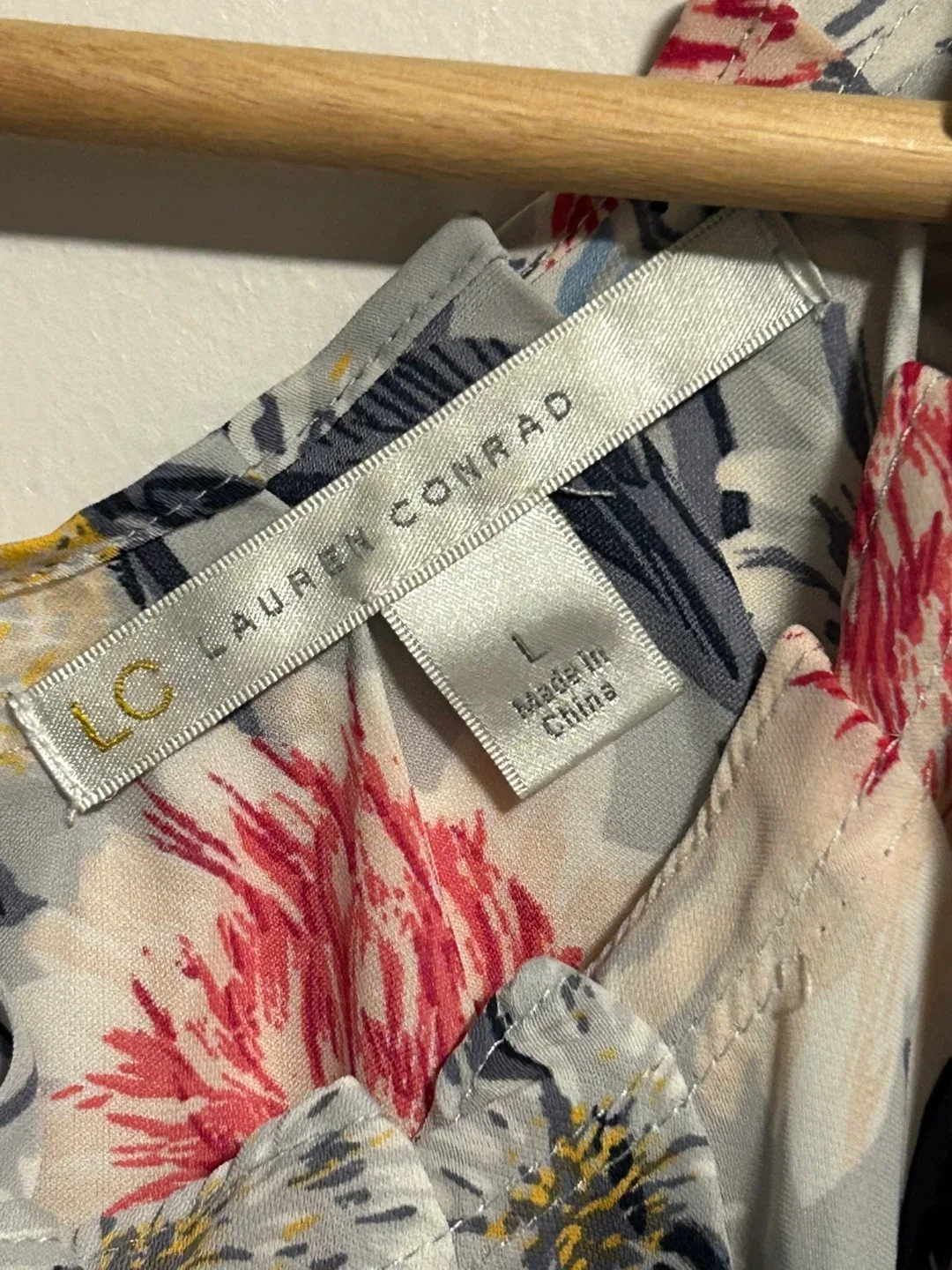 Women��’s Top image indicator(3)