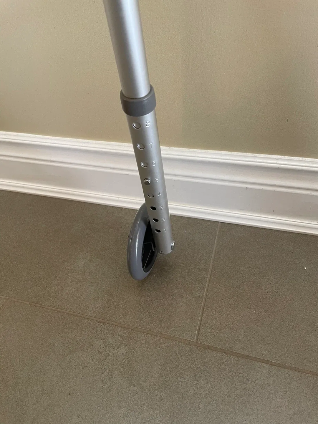 Aluminum Walker - Drive Medical image indicator(4)