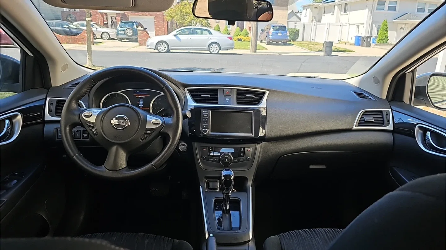 Nissan Sentra - White Sedan image indicator(6)