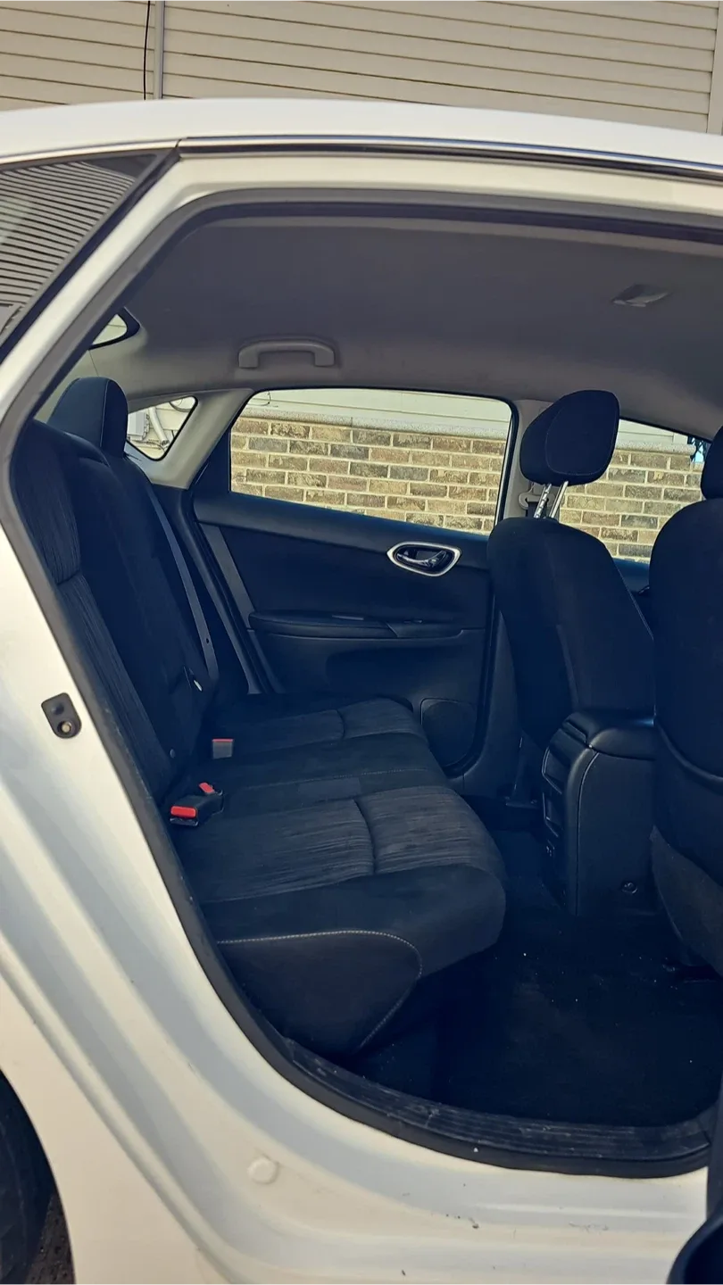 Nissan Sentra - White Sedan image indicator(8)