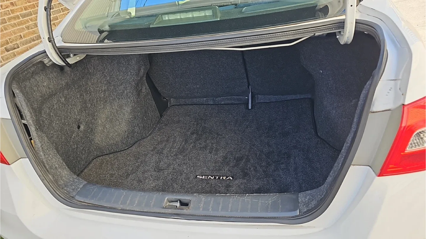 Nissan Sentra - White Sedan image indicator(9)