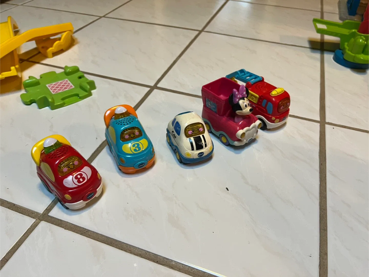 Race track toys.  Can’t get remote working image indicator(4)