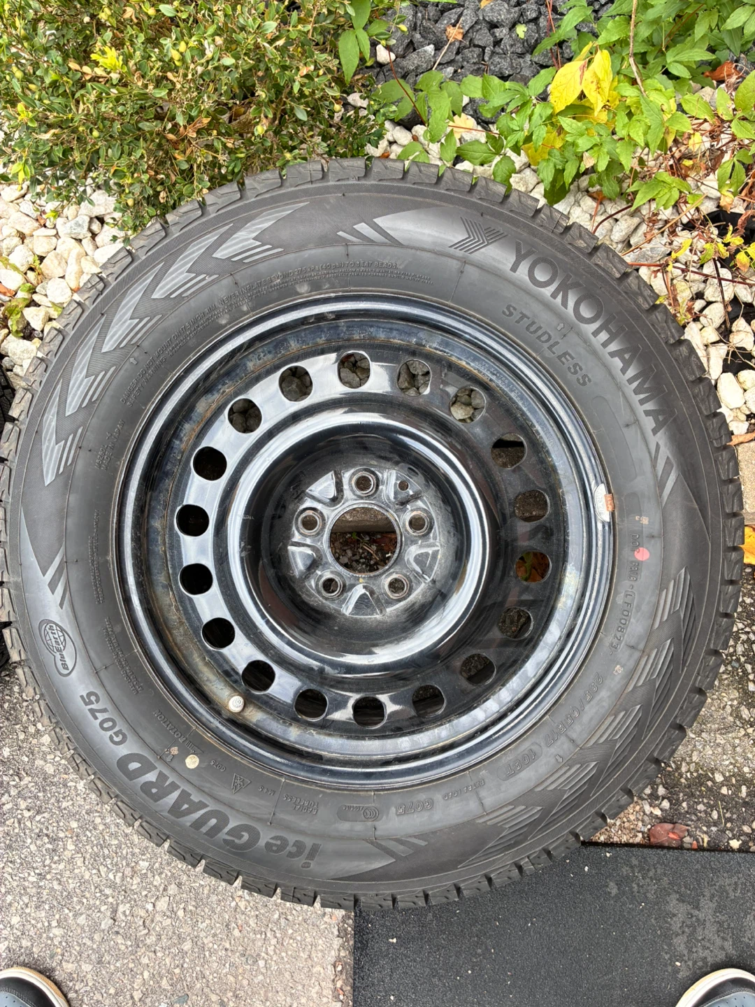 Yokohama IceGuard Winter Tires 235/65R17 — With Rims & TPMS - photo 3