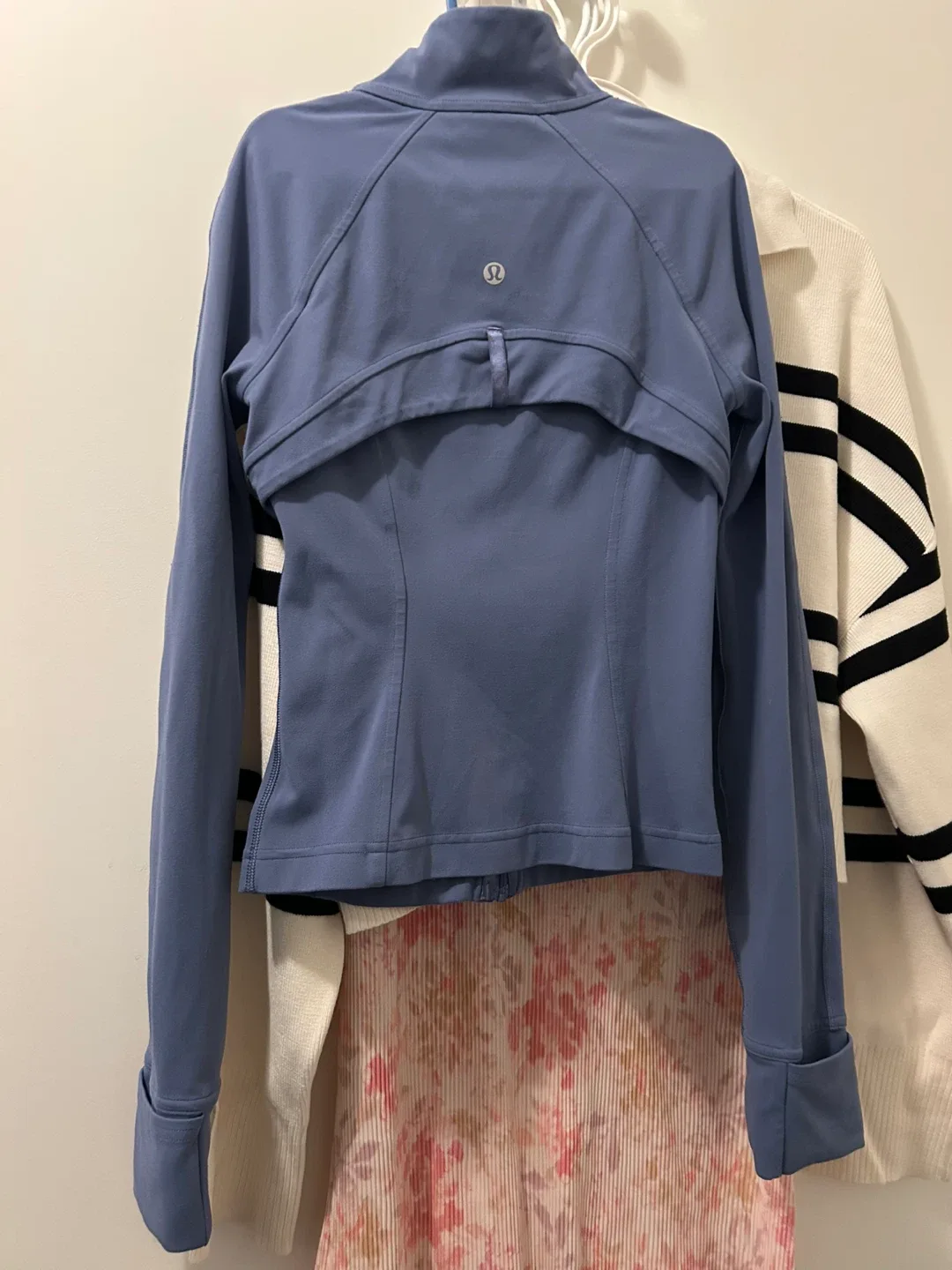 Lululemon Define Jacket nulu cropped- Size 2 image indicator(2)