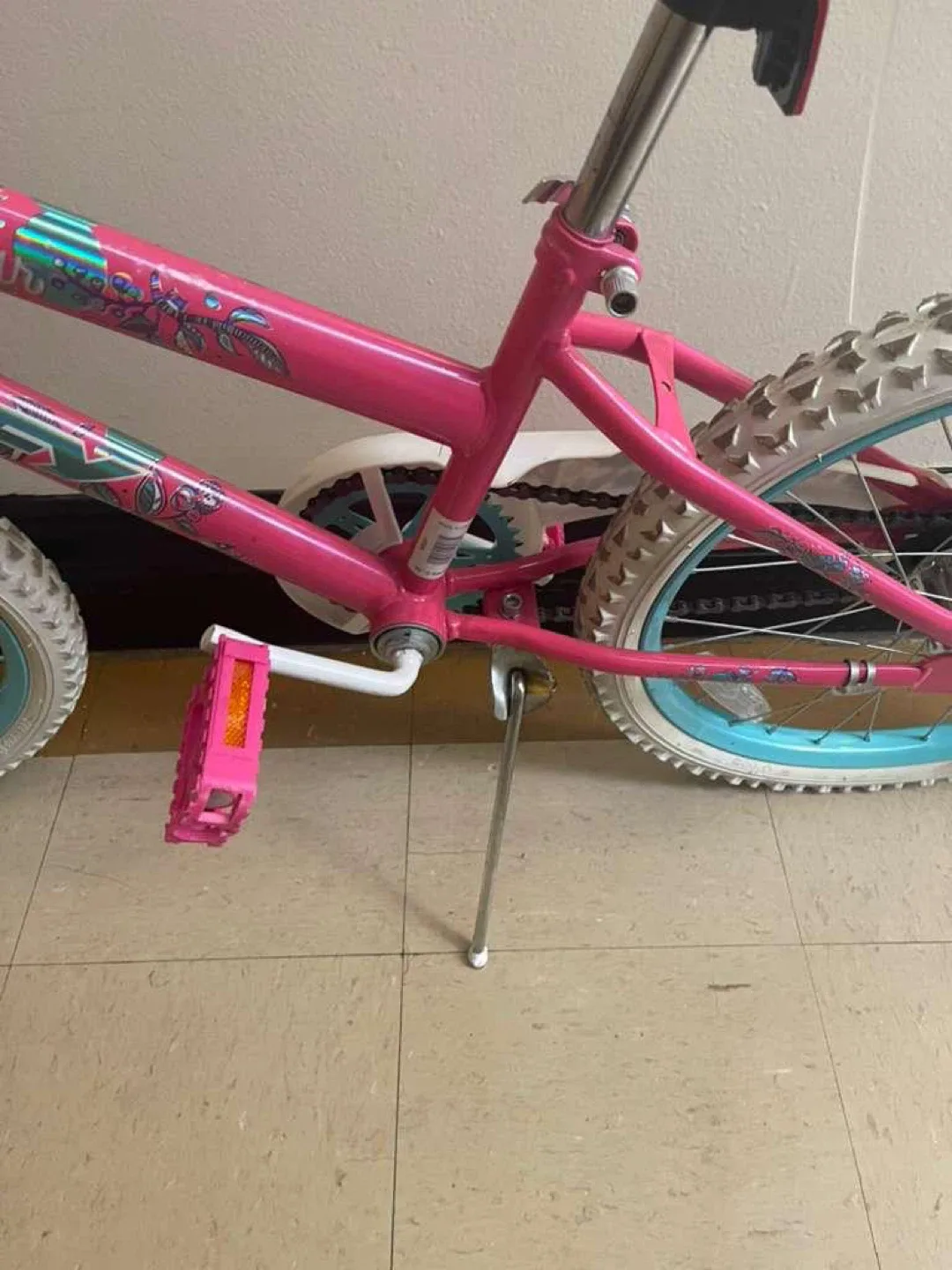 Huffy Illuminate 20 inch Girls Bike image indicator(3)