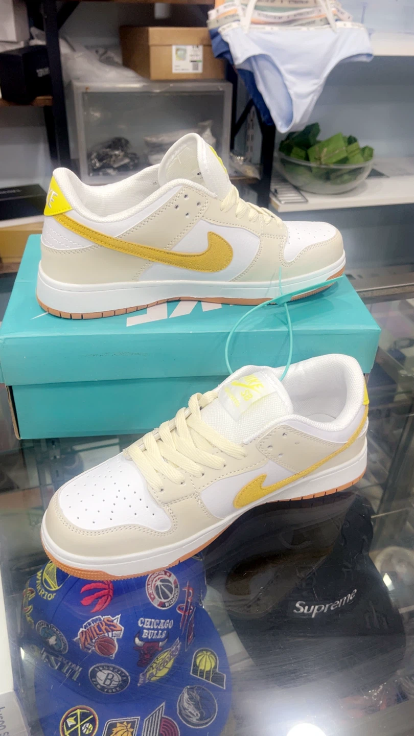 Nike SB Dunk Low Cream/Yellow Sneakers