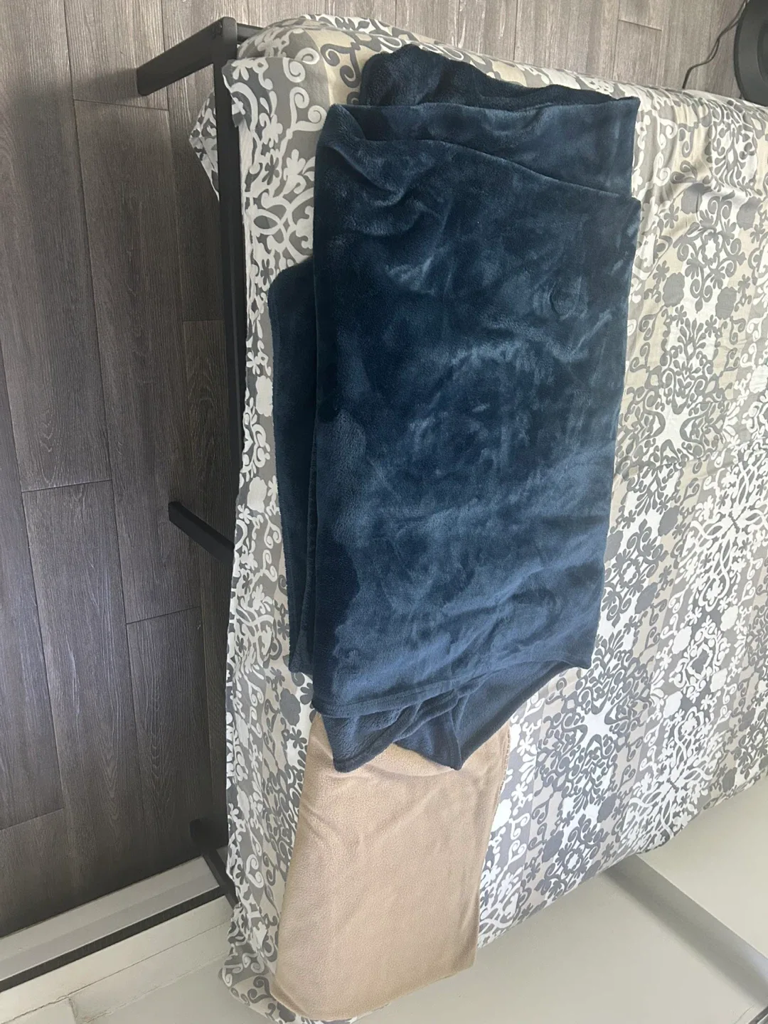 Bedding Set - Blue Blanket & Patterned Sheets image indicator(2)