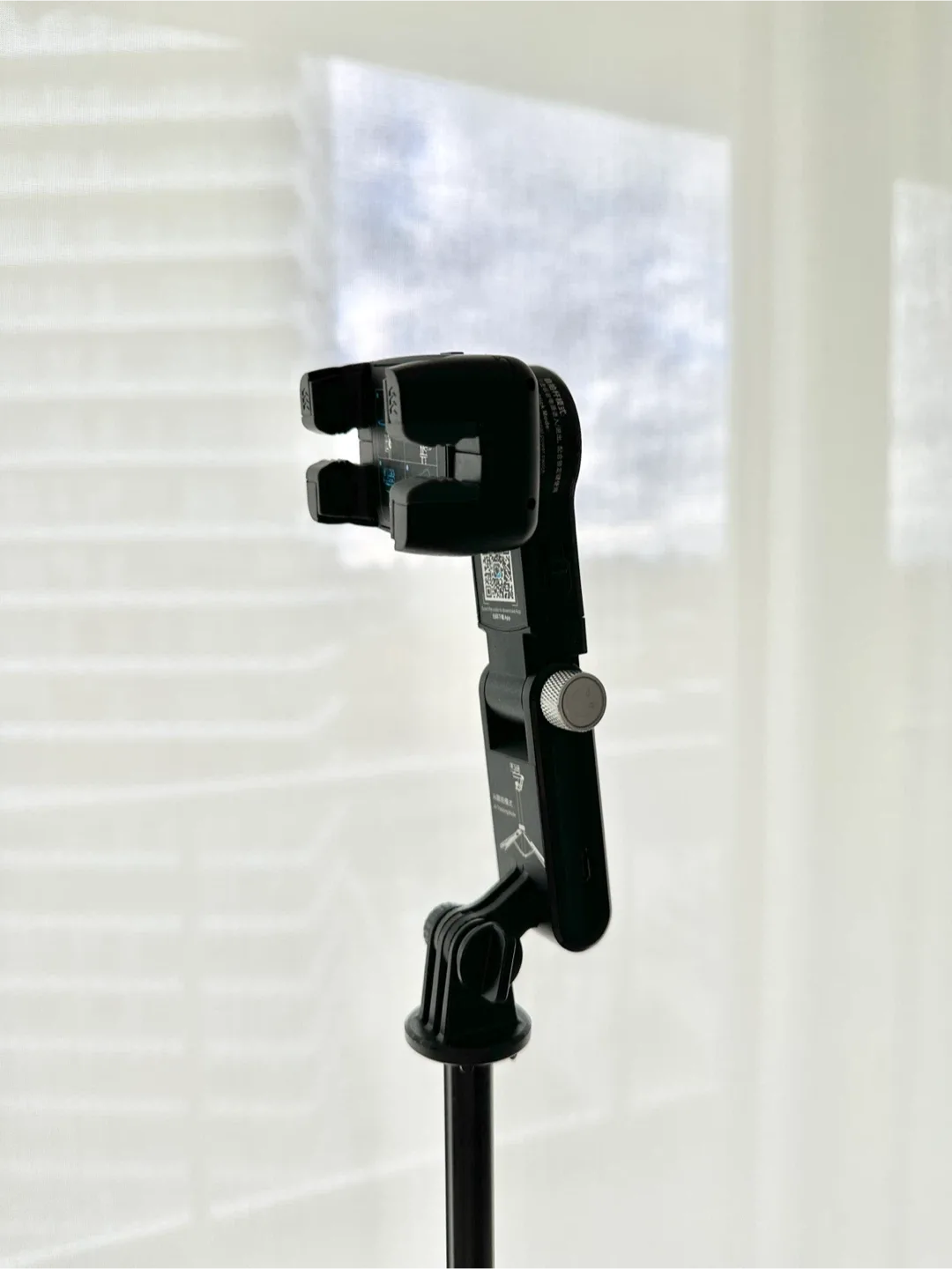 Tripod/ Gimbal for phone with face tracking image indicator(4)