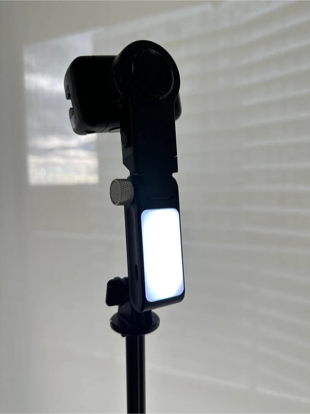 Tripod/ Gimbal for phone with face tracking image indicator(3)
