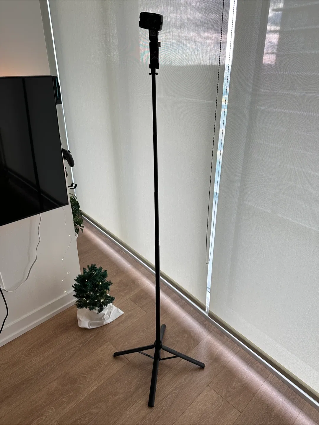 Tripod/ Gimbal for phone with face tracking image indicator(5)