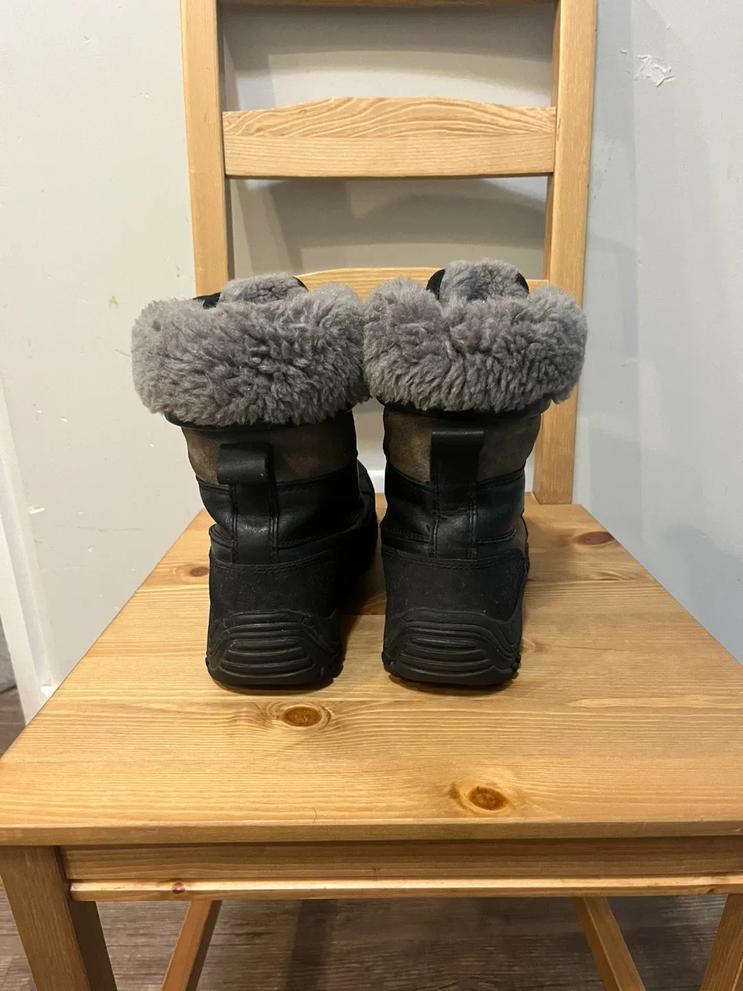 UGG Australia Winter Boots size US -7.5 image indicator(3)