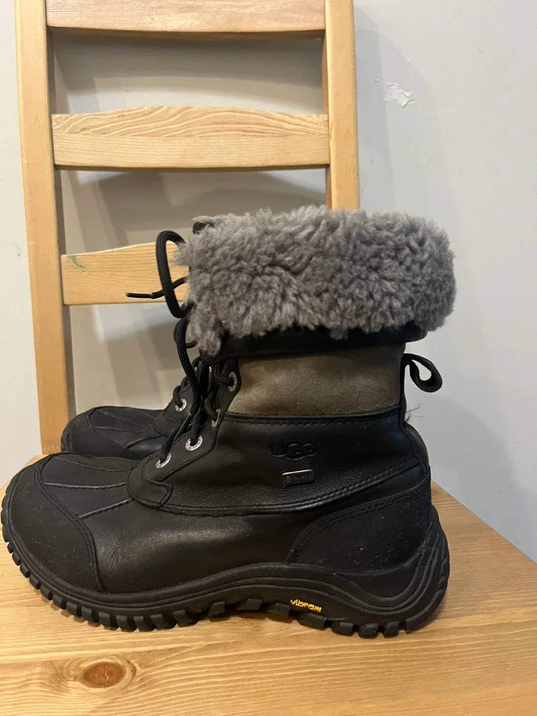 UGG Australia Winter Boots size US -7.5 image indicator(6)