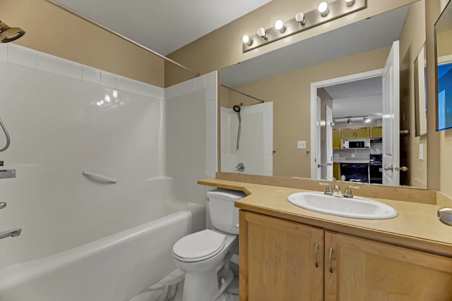 2 bedrooms and 2 bathrooms Condo in southside image indicator(6)