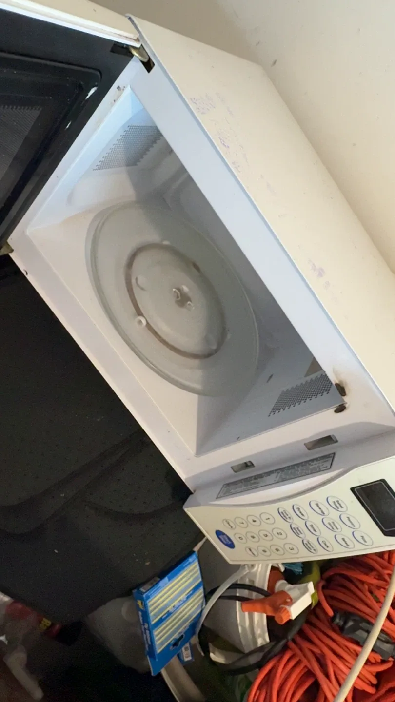 Danby Designer Microwave - White image indicator(2)