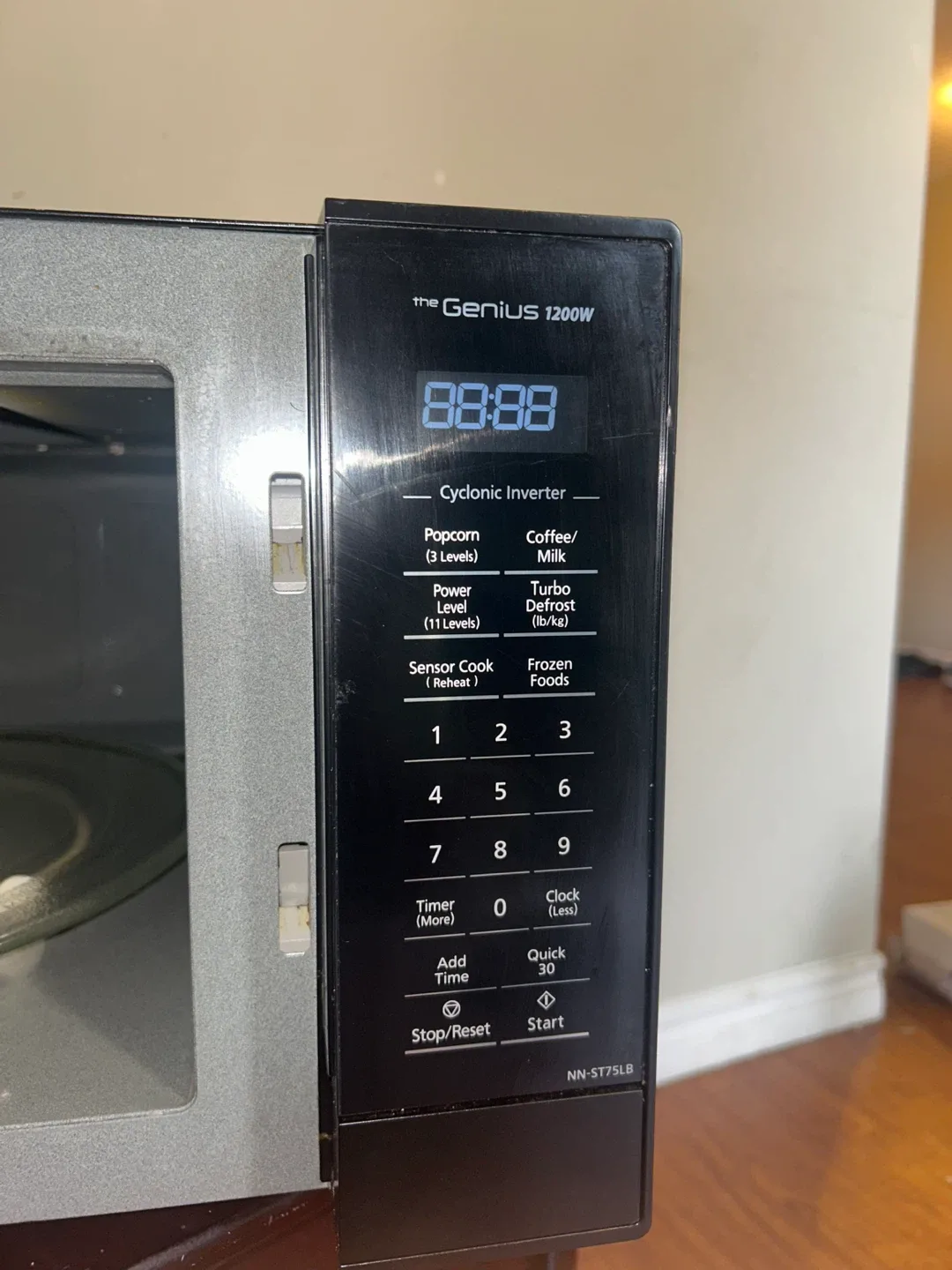 Panasonic 1200W Genius Microwave – Excellent Working Condition image indicator(4)