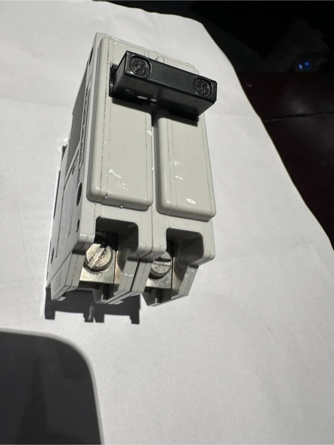 Commander 2-Pole 30A Circuit Breaker image indicator(3)