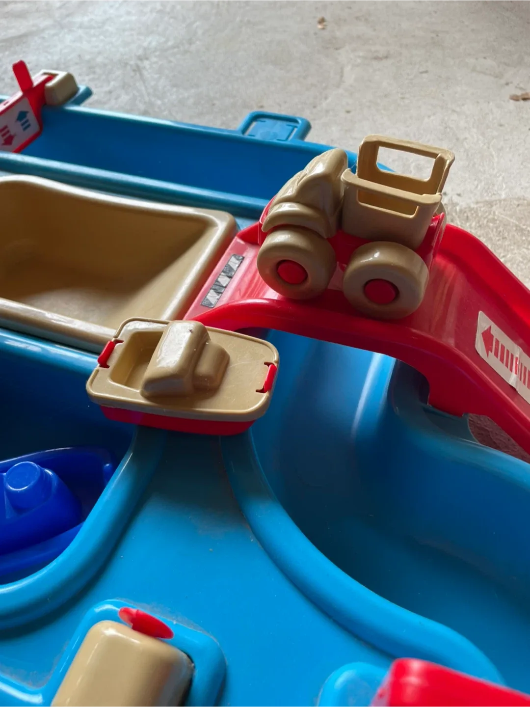 Toy Water Table image indicator(2)