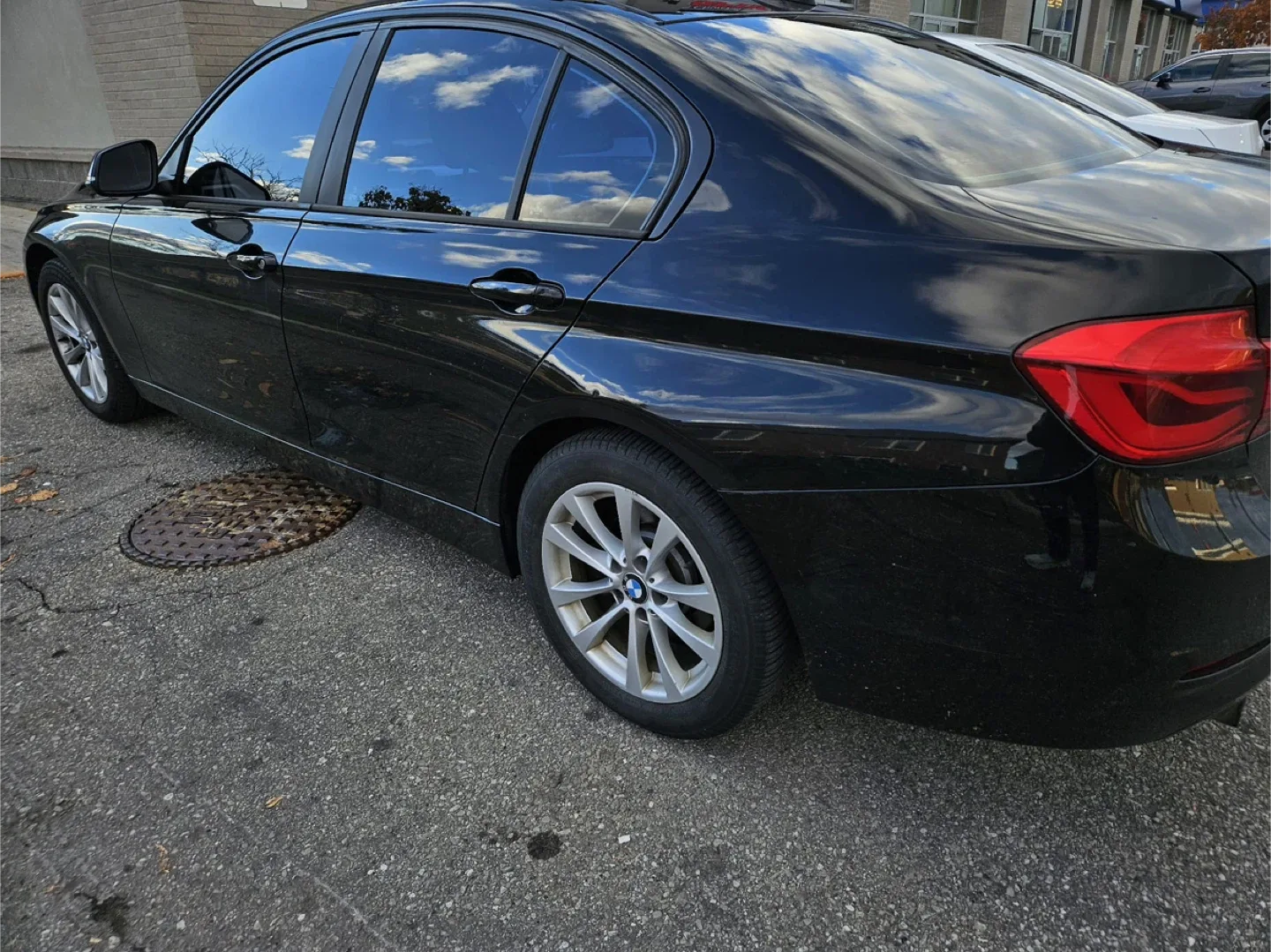 BMW 320i xDrive - Black Sedan image indicator(6)