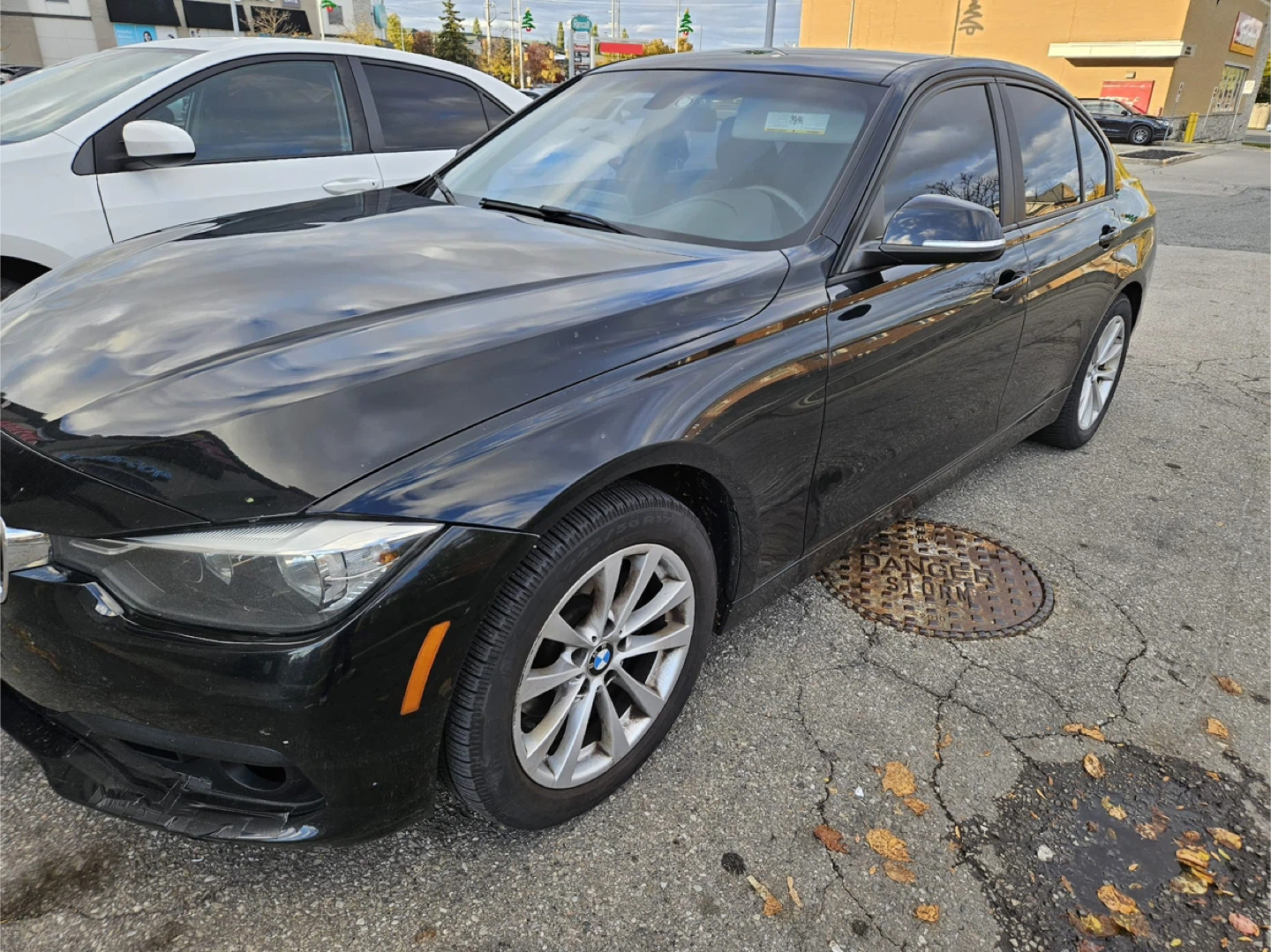 BMW 320i xDrive - Black Sedan - photo 4