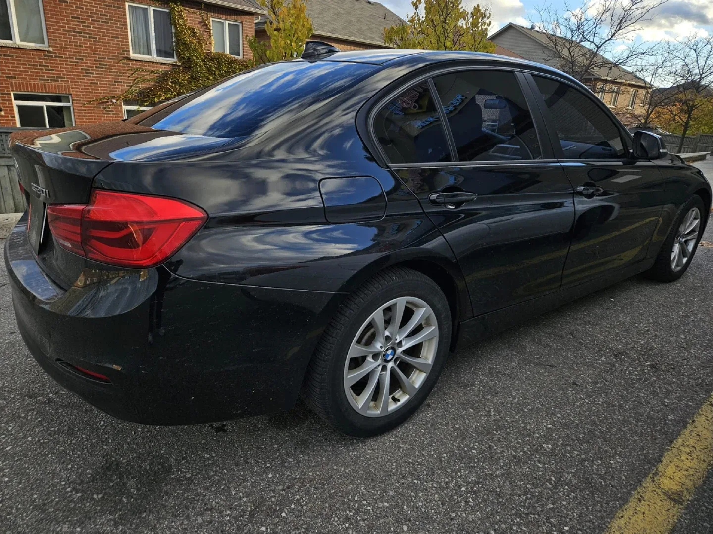 BMW 320i xDrive - Black Sedan image indicator(7)