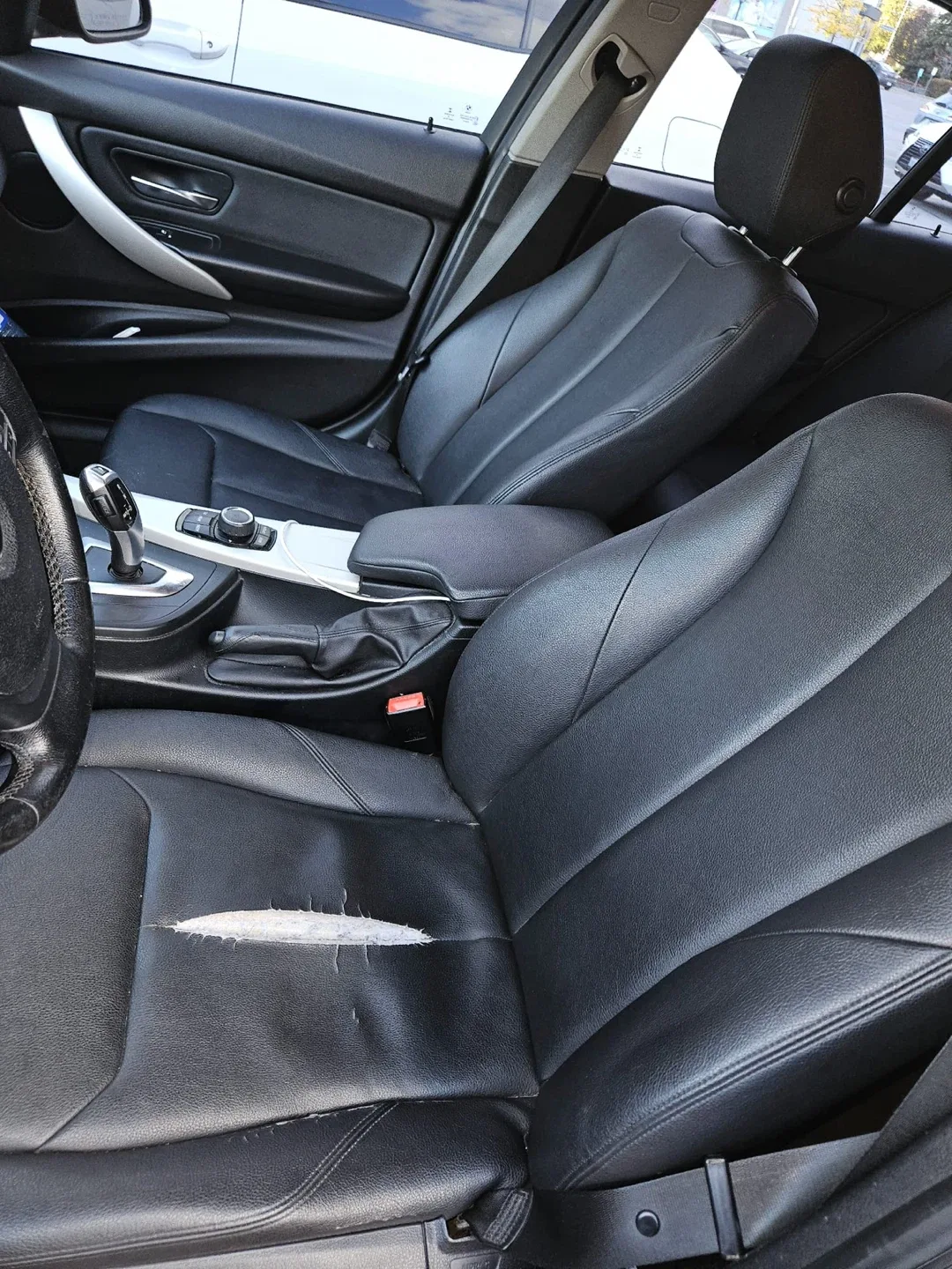 BMW 320i xDrive - Black Sedan image indicator(10)