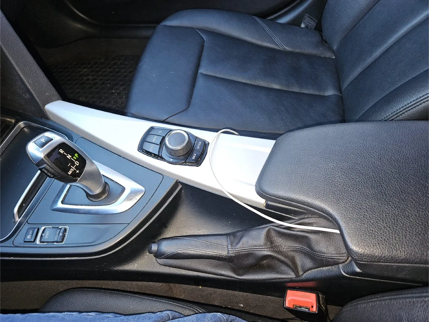 BMW 320i xDrive - Black Sedan image indicator(9)