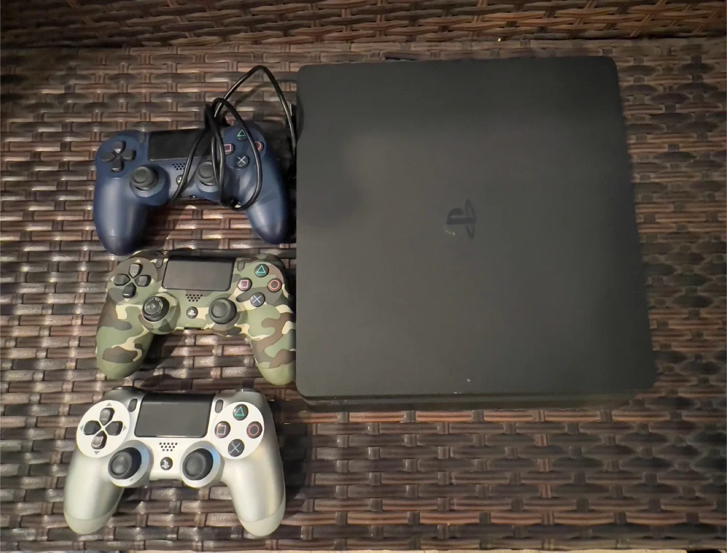 PlayStation 4 Console with 3 Controllers image indicator(2)