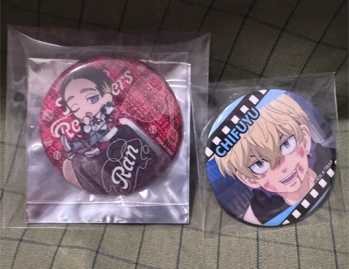 Tokyo Revengers Badges - Ran & Chifuyu thumbnail