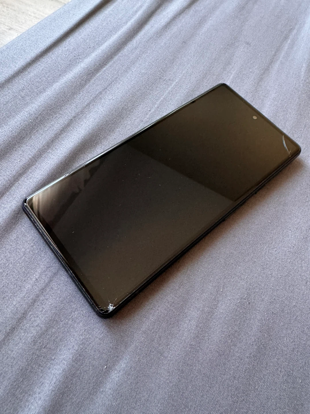 Google pixel 6 - slightly cracked screen
