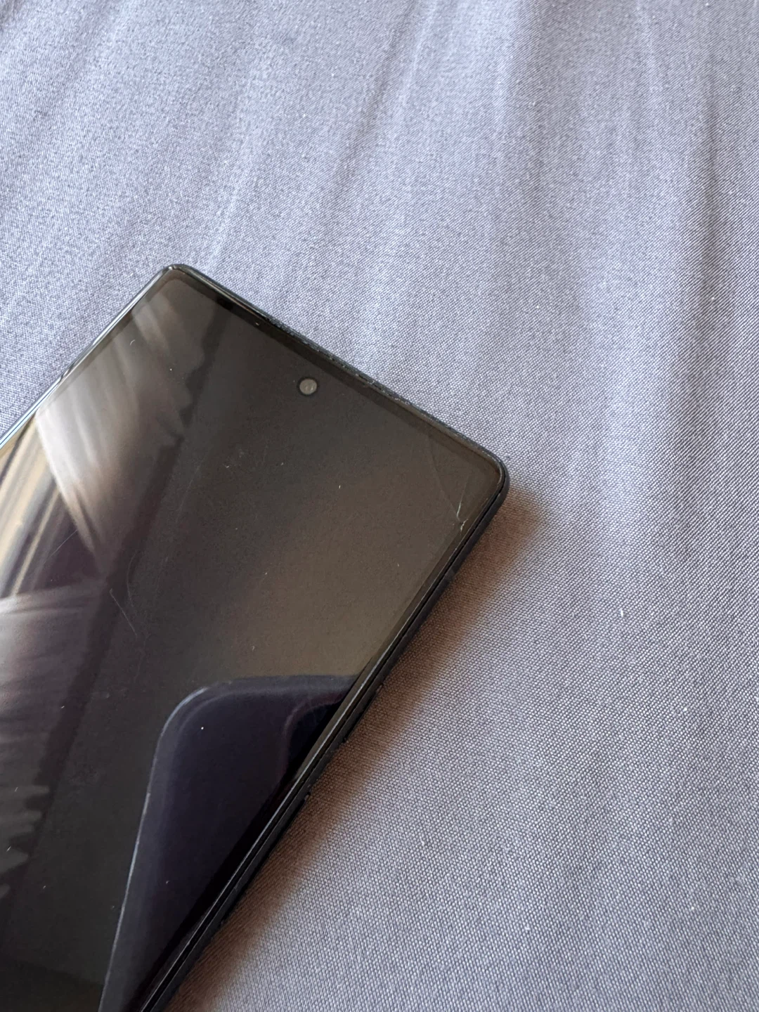 Google pixel 6 - slightly cracked screen - photo 3