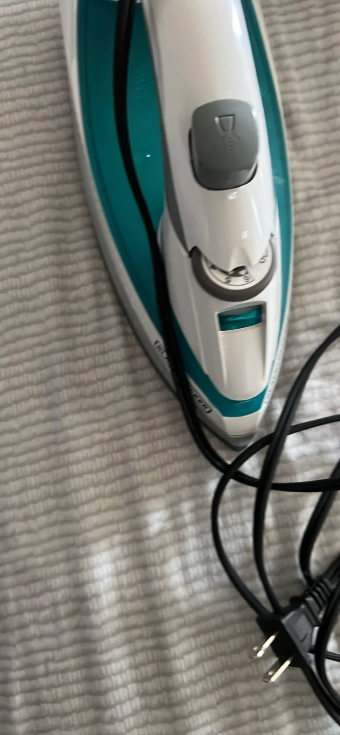 Black+Decker Light 'n Easy SmartSteam Iron - photo 3
