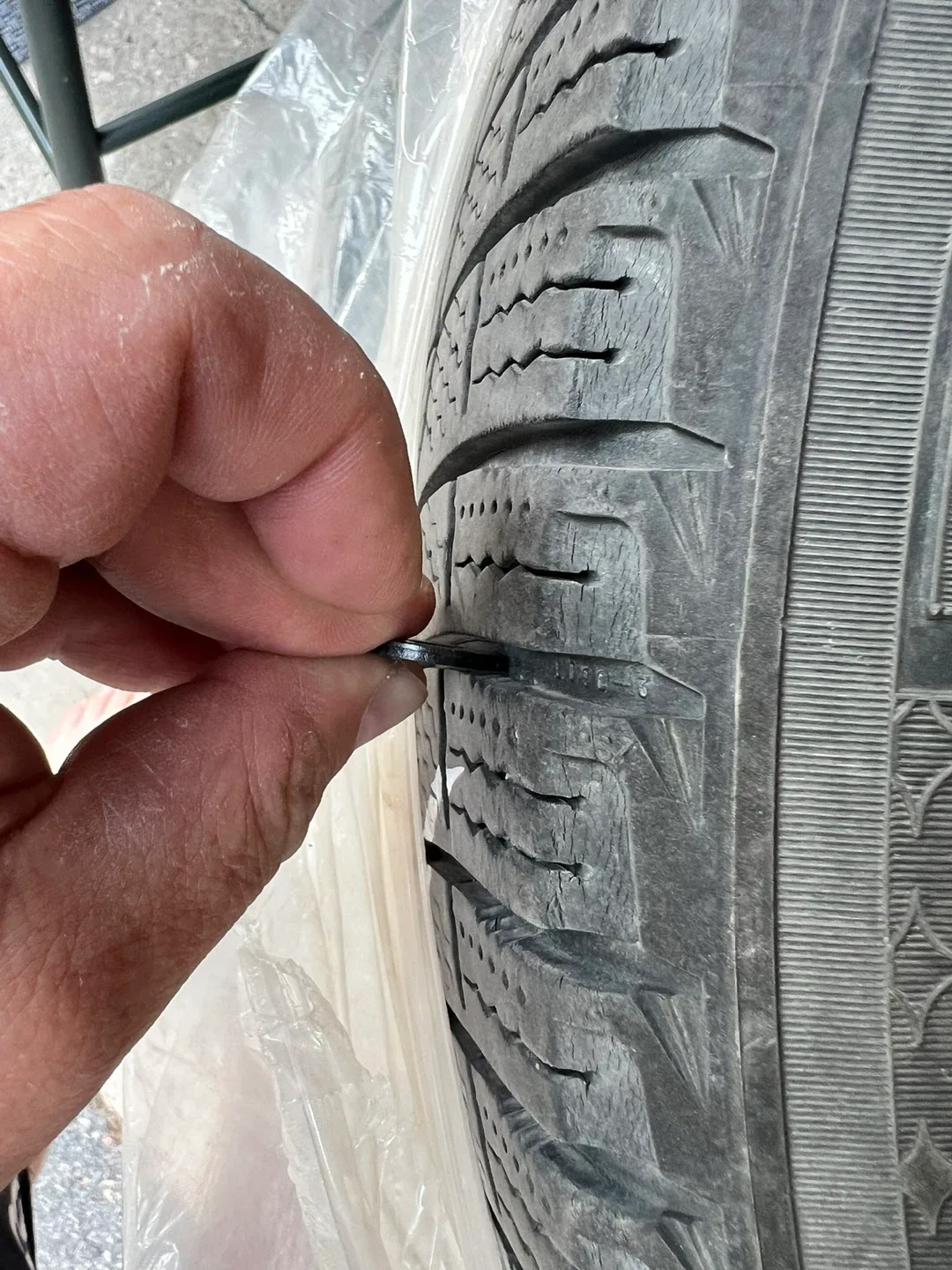 4 Michelin 215/55R17 winter Tires on Rim image indicator(4)